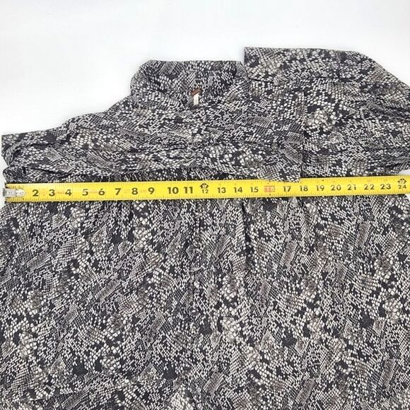 Free People Modern Blouse Size Extra Small XS Snakeskin Print  Black Ivory White - Picture 5 of 10